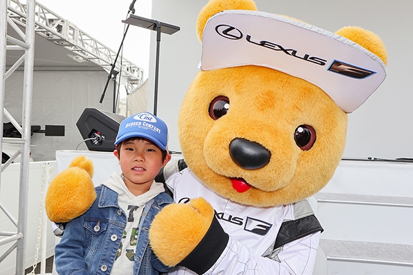 レクサス くま吉 青いキャップをかぶった男の子と一緒に@ SUPER GT 2019年 第1戦（開幕戦）岡山