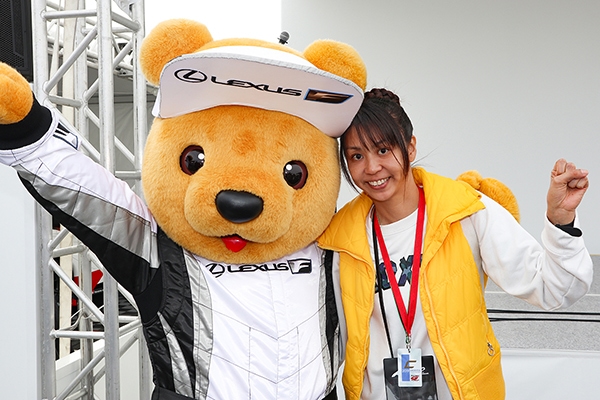 レクサス くま吉 黄色のダウンベストを着た女性と一緒に@ SUPER GT 2019年 第1戦（開幕戦）岡山