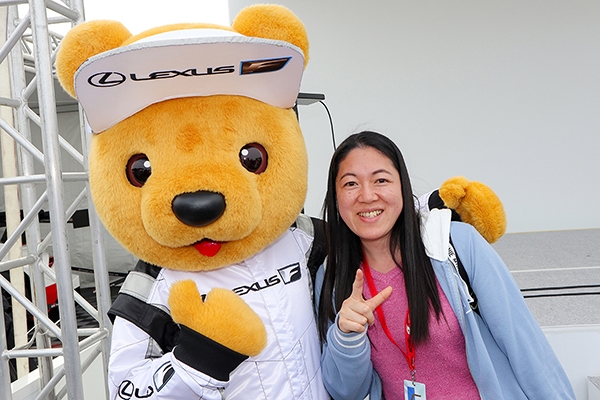 レクサス くま吉 水色のパーカを着た女性と一緒に@ SUPER GT 2019年 第1戦（開幕戦）岡山