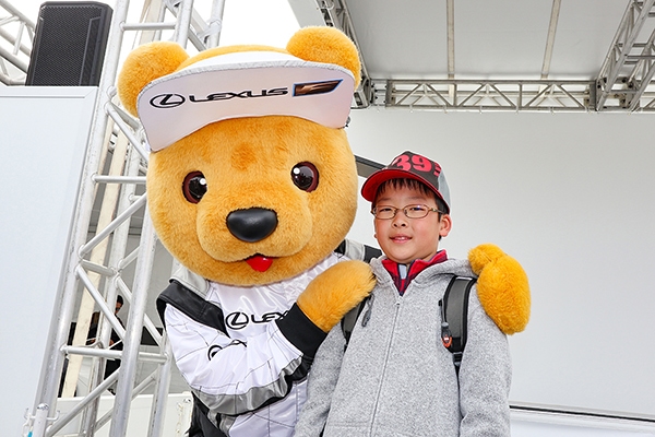 レクサス くま吉 グレーのパーカを着た少年と一緒に@ SUPER GT 2019年 第1戦（開幕戦）岡山