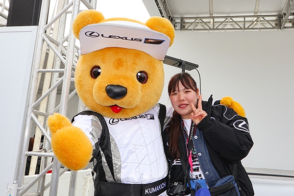 レクサス くま吉 黒のジャンパーを着た女性と一緒に@ SUPER GT 2019年 第1戦（開幕戦）岡山