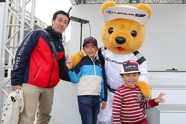 レクサス くま吉 RBRのジャケットを着た親子3人と一緒に@ SUPER GT 2019年 第1戦（開幕戦）岡山