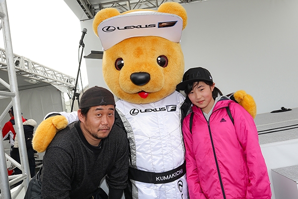 レクサス くま吉 ピンクのジャンパーを着た親子と一緒に@ SUPER GT 2019年 第1戦（開幕戦）岡山