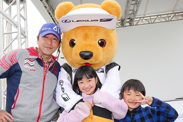 レクサス くま吉 スバルキャップをかぶった3人親子と一緒に@ SUPER GT 2019年 第1戦（開幕戦）岡山