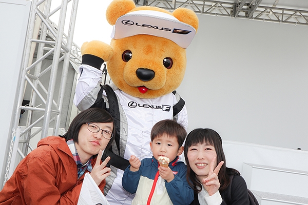 レクサス くま吉 アイスクリームを持った3人親子と一緒に@ SUPER GT 2019年 第1戦（開幕戦）岡山