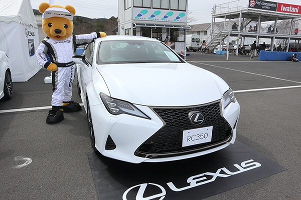 レクサス くま吉 RC350の横でポーズ@ SUPER GT 2019年 第1戦（開幕戦）岡山