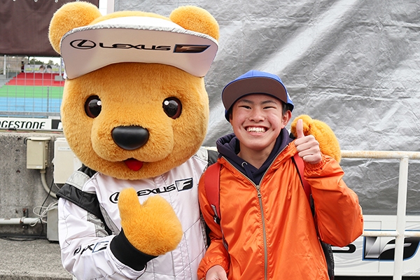 レクサス くま吉 オレンジのジャンパーを着た少年と一緒に@ SUPER GT 2019年 第1戦（開幕戦）岡山
