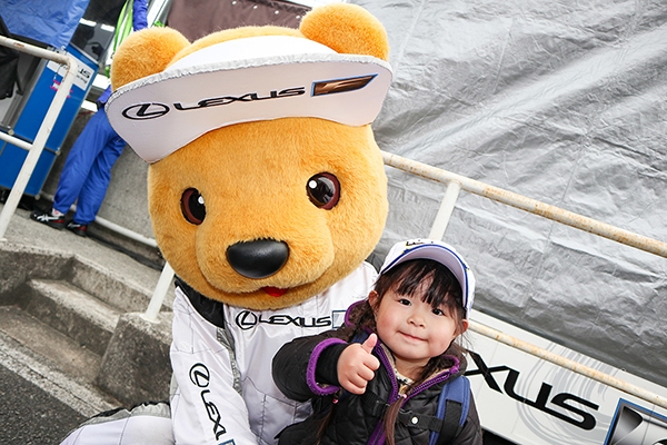 レクサス くま吉 黒と紫のダウンの女の子と一緒に@ SUPER GT 2019年 第1戦（開幕戦）岡山