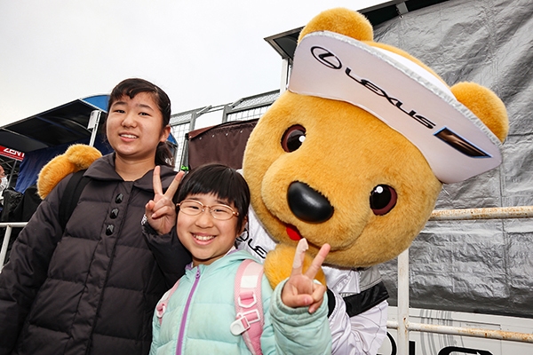 レクサス くま吉 水色のダウンを着た姉妹と一緒に@ SUPER GT 2019年 第1戦（開幕戦）岡山