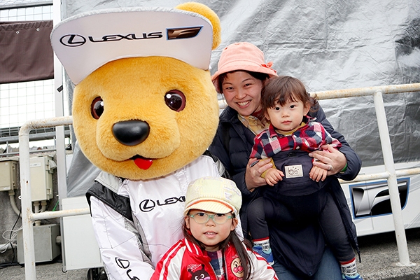 レクサス くま吉 ピンクのハットをかぶった3人親子と一緒に@ SUPER GT 2019年 第1戦（開幕戦）岡山