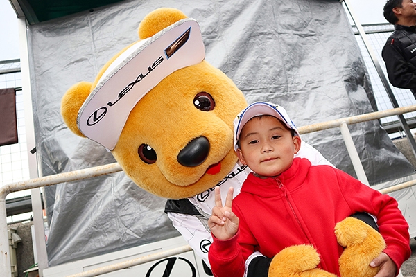 レクサス くま吉 赤いパーカを着た少年と一緒に@ SUPER GT 2019年 第1戦（開幕戦）岡山