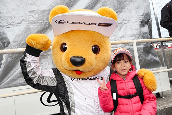 レクサス くま吉 ピンクのダウンパーカを着た女の子と一緒に@ SUPER GT 2019年 第1戦（開幕戦）岡山