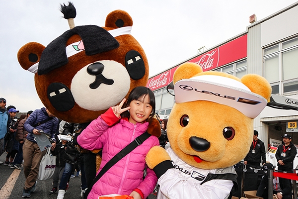 レクサス くま吉 黒い斜めがけ鞄の女の子と一緒に@ SUPER GT 2019年 第1戦（開幕戦）岡山