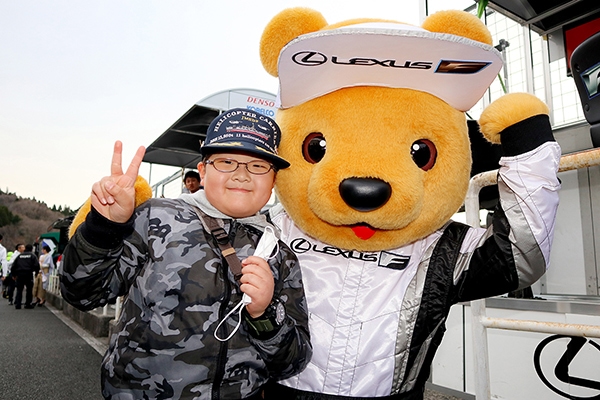 レクサス くま吉 マスクを手に握った少年と一緒に@ SUPER GT 2019年 第1戦（開幕戦）岡山