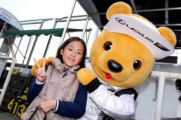 レクサス くま吉 ベージュのダウンベストの女の子と一緒に@ SUPER GT 2019年 第1戦（開幕戦）岡山