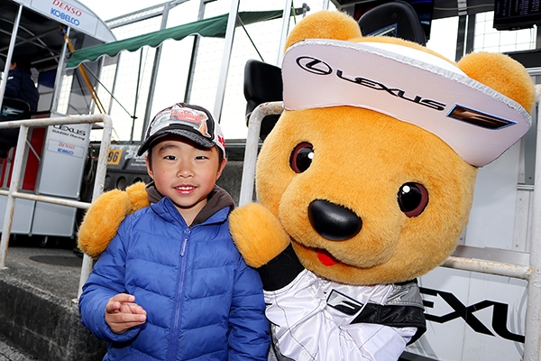 レクサス くま吉 青いダウンを着た少年と一緒に@ SUPER GT 2019年 第1戦（開幕戦）岡山