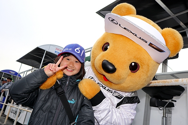 レクサス くま吉 pumaのジャンパーを着た女の子と一緒に@ SUPER GT 2019年 第1戦（開幕戦）岡山