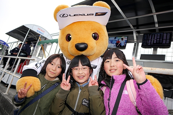 レクサス くま吉 ピンクのフリースを着た3人姉妹と一緒に@ SUPER GT 2019年 第1戦（開幕戦）岡山