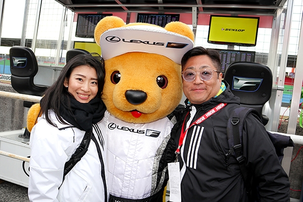 レクサス くま吉 白いジャンパーを着た男女と一緒に@ SUPER GT 2019年 第1戦（開幕戦）岡山