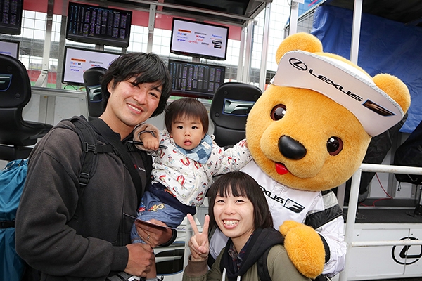 レクサス くま吉 黒いパーカを着た3人家族と一緒に@ SUPER GT 2019年 第1戦（開幕戦）岡山