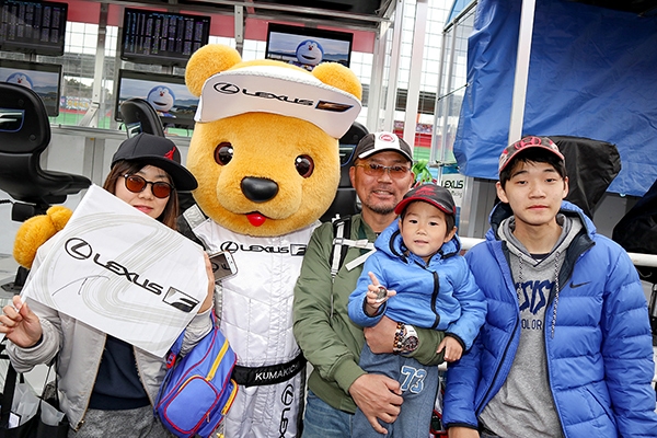 レクサス くま吉 レクサスフラッグを広げた4人家族と一緒に@ SUPER GT 2019年 第1戦（開幕戦）岡山