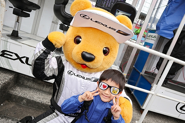 レクサス くま吉 くま吉サングラスをかけた少年と一緒に@ SUPER GT 2019年 第1戦（開幕戦）岡山
