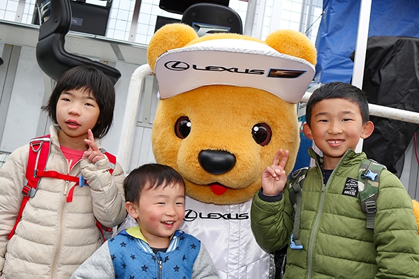 レクサス くま吉 カーキ色のダウンを着た3人兄妹と一緒に@ SUPER GT 2019年 第1戦（開幕戦）岡山