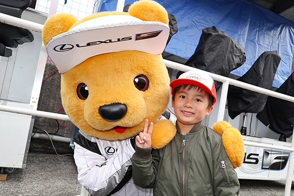 レクサス くま吉 amscキャップをかぶった少年と一緒に@ SUPER GT 2019年 第1戦（開幕戦）岡山