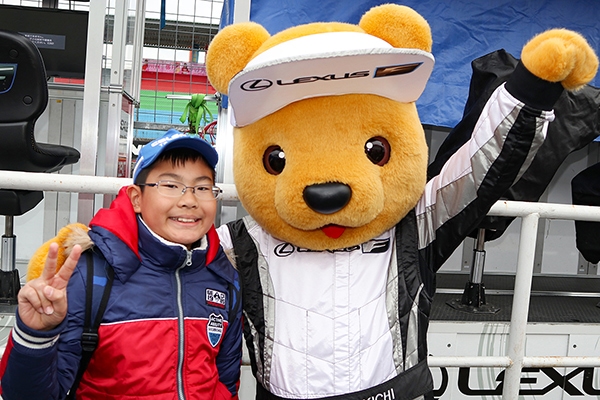 レクサス くま吉 紺と赤のジャンパーを着た少年と一緒に@ SUPER GT 2019年 第1戦（開幕戦）岡山