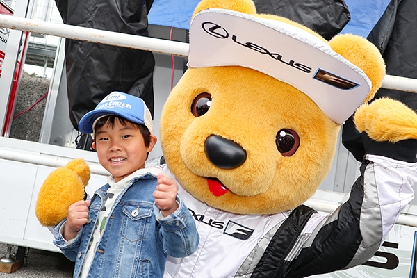 レクサス くま吉 デニムジャケットを着た少年と一緒に@ SUPER GT 2019年 第1戦（開幕戦）岡山