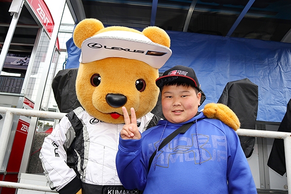 レクサス くま吉 アンダーアーマーのパーカを着た少年と一緒に@ SUPER GT 2019年 第1戦（開幕戦）岡山