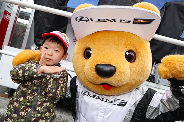 レクサス くま吉 ウルトラマンポーズの男の子と一緒に@ SUPER GT 2019年 第1戦（開幕戦）岡山