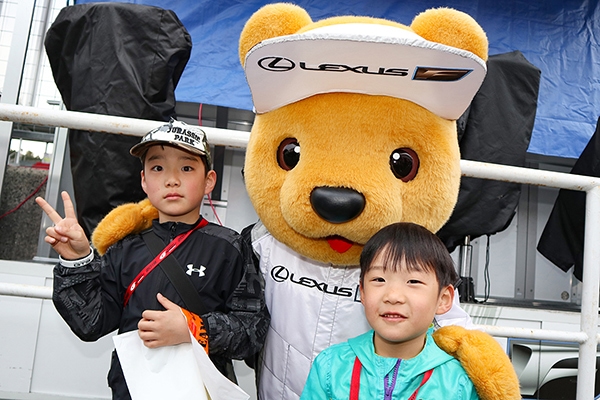 レクサス くま吉 アンダーアーマーの服を着た兄弟と一緒に@ SUPER GT 2019年 第1戦（開幕戦）岡山