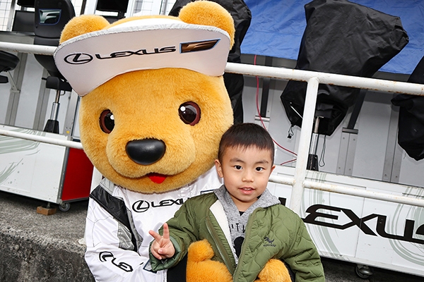 レクサス くま吉 カーキ色のジャンパーを着た少年と一緒に@ SUPER GT 2019年 第1戦（開幕戦）岡山