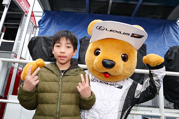 レクサス くま吉 両手でピースサインをした男の子と一緒に@ SUPER GT 2019年 第1戦（開幕戦）岡山