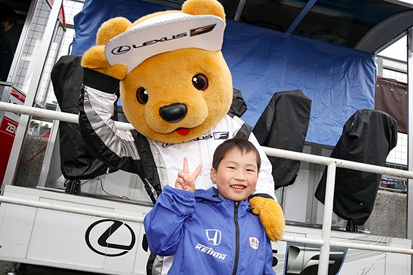 レクサス くま吉 KEIHINのジャンパーを着た少年と一緒に@ SUPER GT 2019年 第1戦（開幕戦）岡山