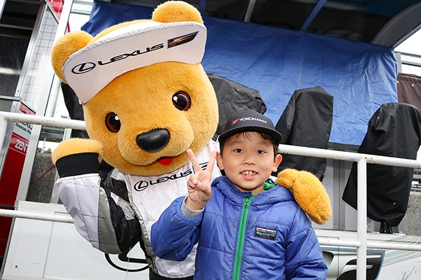 レクサス くま吉 ヨコハマタイヤのキャップをかぶった男の子といっしょに@ SUPER GT 2019年 第1戦（開幕戦）岡山