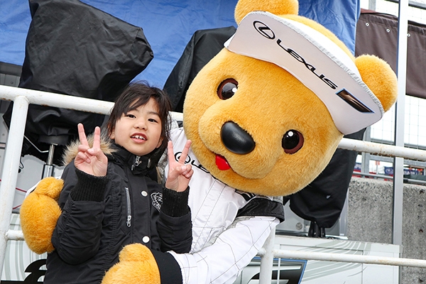 レクサス くま吉 両手でピースサインをした女の子と一緒に@ SUPER GT 2019年 第1戦（開幕戦）岡山