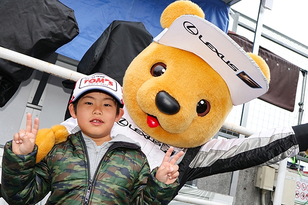 レクサス くま吉 TOM'Sキャップをかぶった少年と一緒に@ SUPER GT 2019年 第1戦（開幕戦）岡山