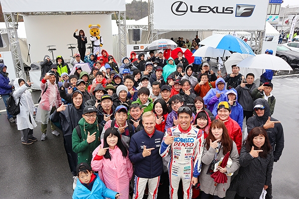 レクサス くま吉 SARDのドライバー2人とファンの集合写真@ SUPER GT 2019年 第1戦（開幕戦）岡山