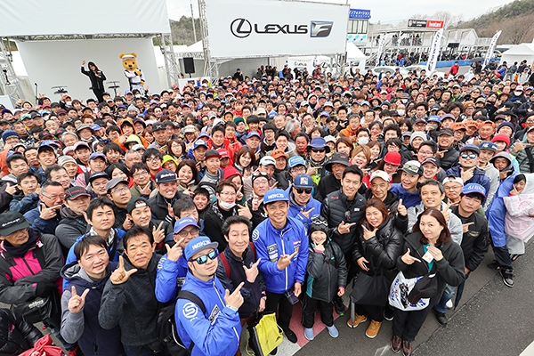 レクサス くま吉 監督トークショー後の集合写真@ SUPER GT 2019年 第1戦（開幕戦）岡山