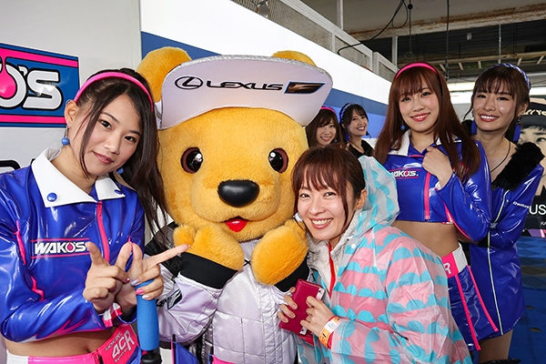 レクサス くま吉 チームルマンの女性スタッフとキャンギャルと一緒に@ SUPER GT 2019年 第1戦（開幕戦）岡山