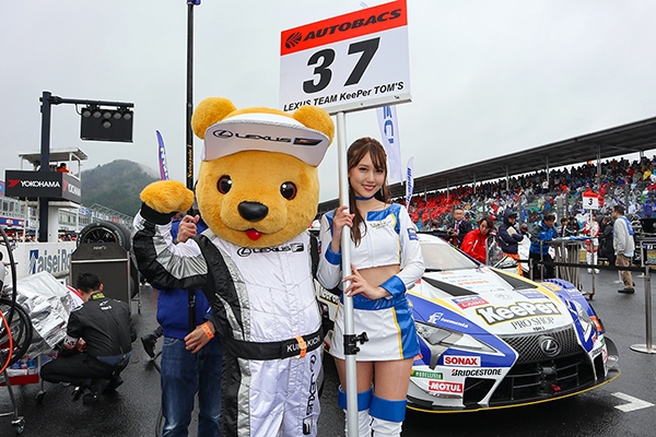 レクサス くま吉 37号車のグリッドガールと一緒に@ SUPER GT 2019年 第1戦（開幕戦）岡山