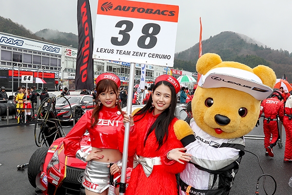 レクサス くま吉 38号車のグリッドガールと一緒に@ SUPER GT 2019年 第1戦（開幕戦）岡山