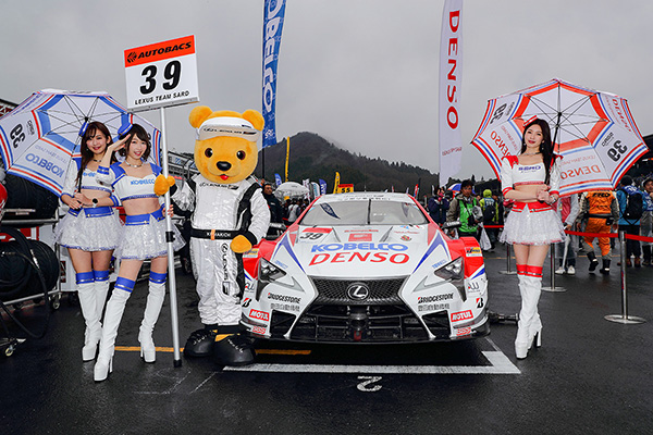 レクサス くま吉 39号車のグリッドガールと一緒に@ SUPER GT 2019年 第1戦（開幕戦）岡山