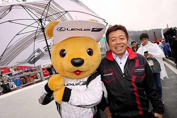 レクサス くま吉 ヨコハマタイヤの男性スタッフと一緒に@ SUPER GT 2019年 第1戦（開幕戦）岡山