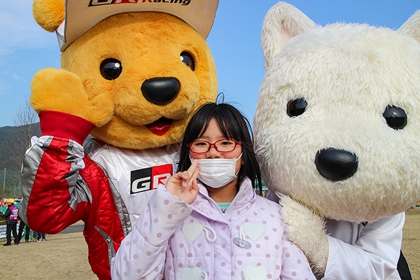 ルーキー & トヨタ くま吉 マスクをした女の子と一緒に@ 全日本ラリー 第2戦 新城ラリー2019