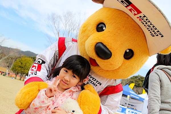 ルーキー & トヨタ くま吉 ピンクのジャンパーを着た女の子と一緒に@ 全日本ラリー 第2戦 新城ラリー2019