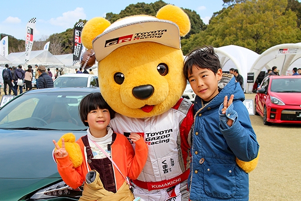 ルーキー & トヨタ くま吉 オレンジのジャンパーを着た兄妹と一緒に@ 全日本ラリー 第2戦 新城ラリー2019