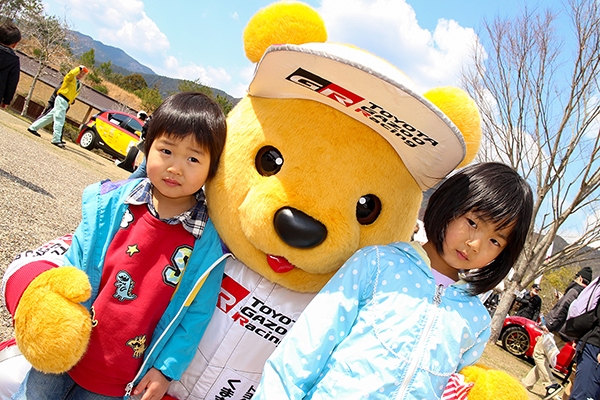ルーキー & トヨタ くま吉 水色のジャンパーを着た姉妹と一緒に@ 全日本ラリー 第2戦 新城ラリー2019